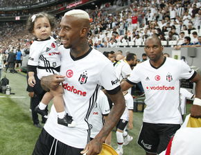 足球艺术，如何描绘一个人踢足球的生动场景