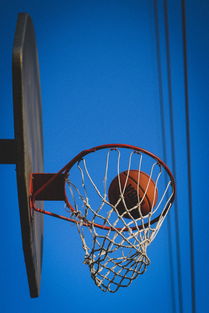 高画质篮球手游，球场上的虚拟对决