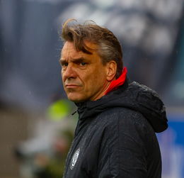 足球竞技场,中国足球队与日本队的较量与启示 足球竞技场,中国足球队与日本队的较量与启示