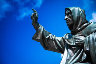 足球艺术的魅力，简单线条中的帅气风采